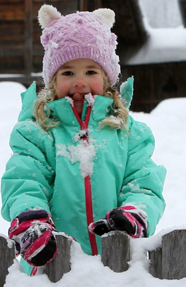 Spielplatz Schnee Kind spielt im tiefen Schnee