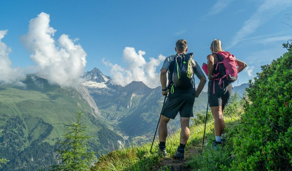 Weitwandern in Osttirol auf Etappe 5 der Glocknerkrone mit Blick auf den Großglockner vom Lesach Riegel.