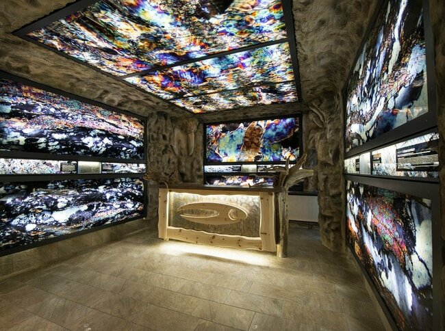 Innenansicht der Sironahöhle im Gebäude des Defregger Heilwassers