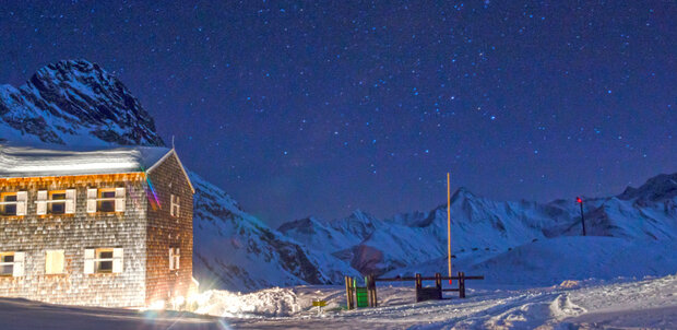 Die Essener- Rostocker Hütte bei Nacht