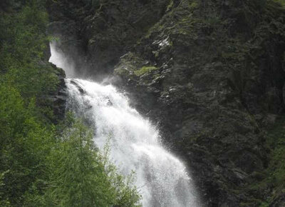 Wasserfall Zotten Der Blick auf den Wasserfall in Zotten St. Veit i. D.. Das unbändige Wasser bereitet sich den Weg durch das grüne Gebirge.