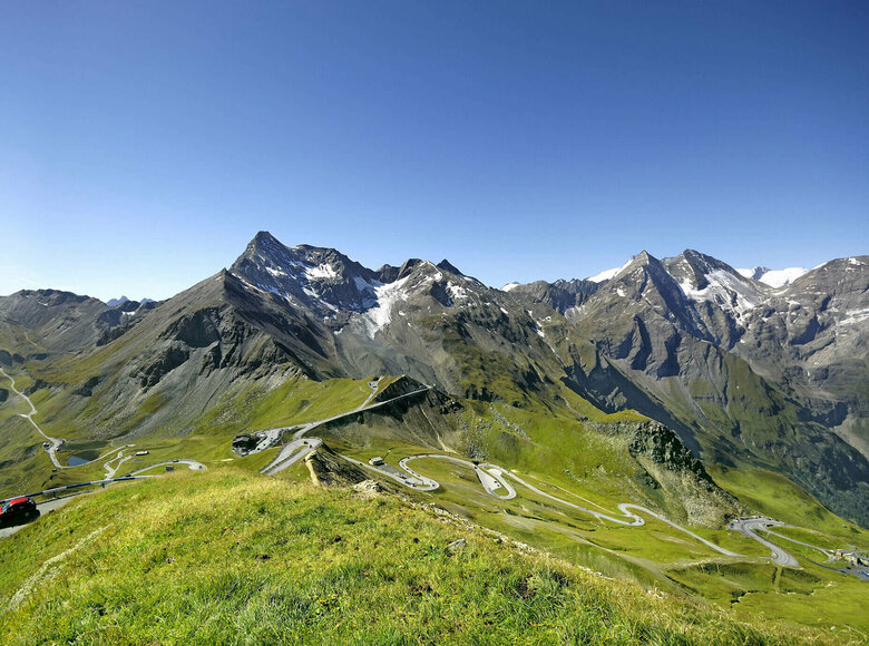 Im Vordergrund schlängelt sich die Großglockner Hochalpenstraße hinauf zum Hochtor. Im Hintergrund sieht man die Edelweissspitze