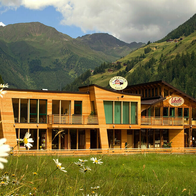 Sommerliche Außenansicht des Gebäudes der "Villgrater Natur" in Innervilgraten