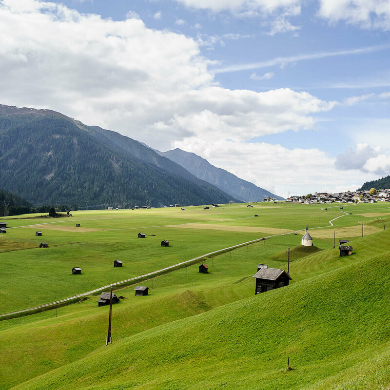 Auf einem großen Schwemmkegel schmiegt sich das Dorf Obertilliach an den Bergfuß der Gailtaler Alpen.