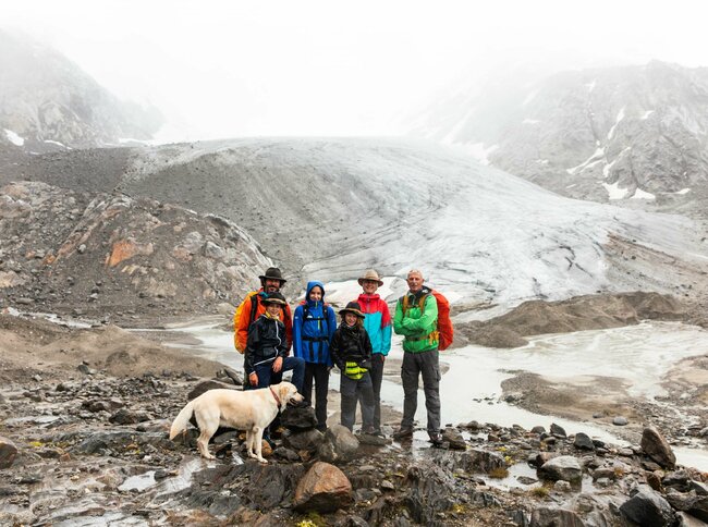 Familie an der Gletscherzunge