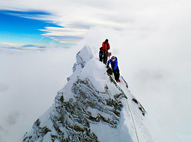 Hochtirol Kleinglockner Zwei Bergsteiger:innen erklimmen den Gipfle des Kleinglockner