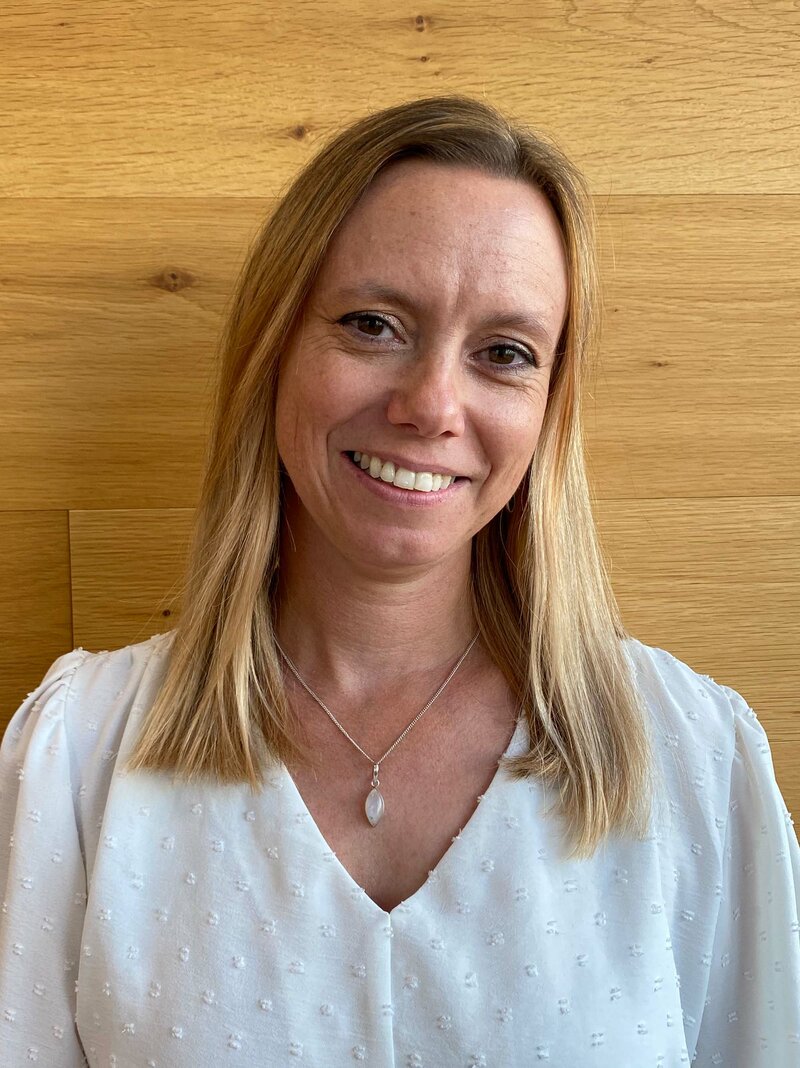 Carina Wiesflecker in weißer Bluse.