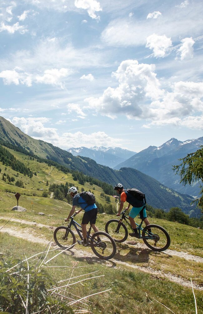 Biketour Timmeltal Zwei Mountainbiker kurz vor der Bodenalm im Timmeltal an einem Sommertag.