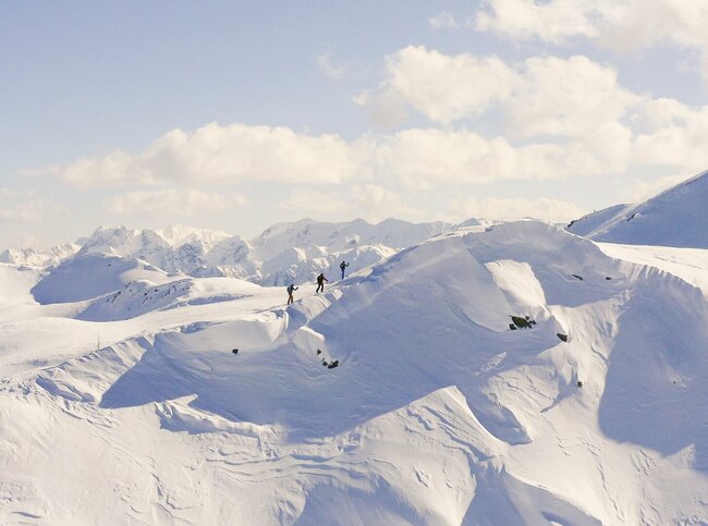 Skitourengeher:innen beim Anstieg in Villgraten