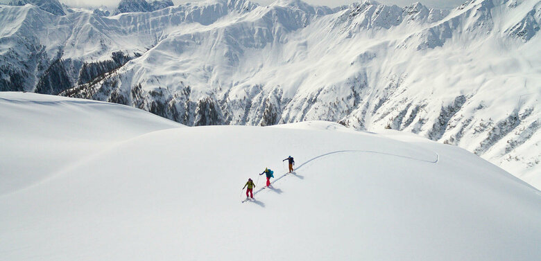 Skitouren Herzassvillgraten Kalkstein Drei Personen auf Skitour in einer unberührten Schneelandschaft in Herzassvillgraten zum Kalkstein.