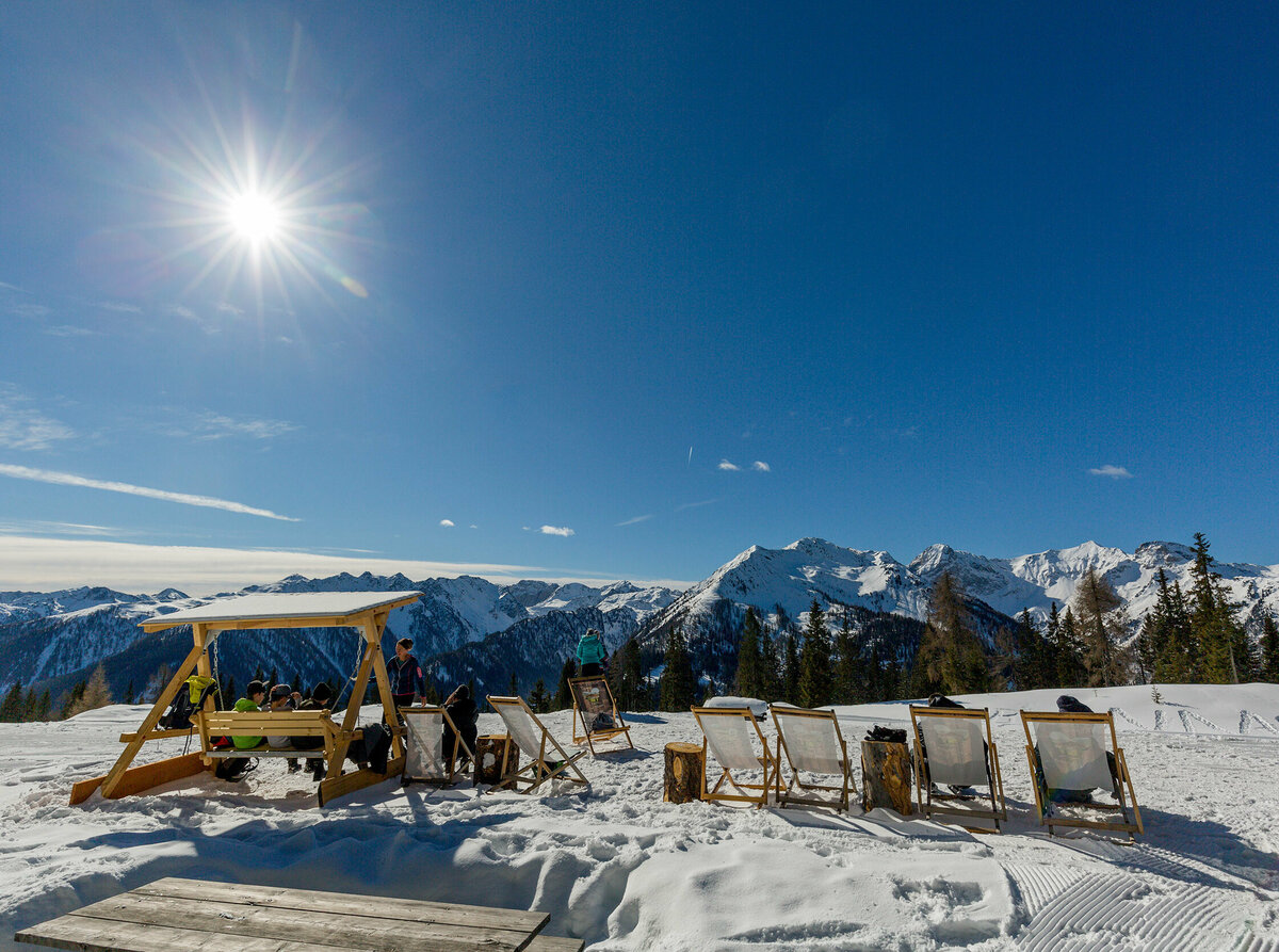 winterwandern-kartitsch Liegestühle lagen zum Verweilen in der Sonne am Dorfberg ein