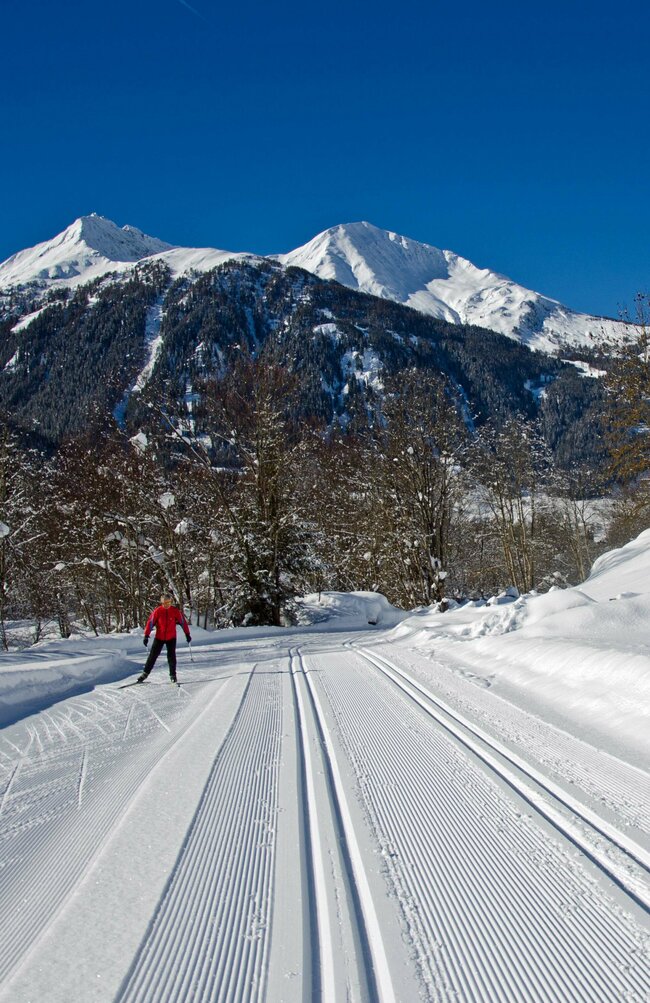 Ein Mann am Langlaufen auf der perfekt präparierten Loipe in Virgen bei Traumwetter.