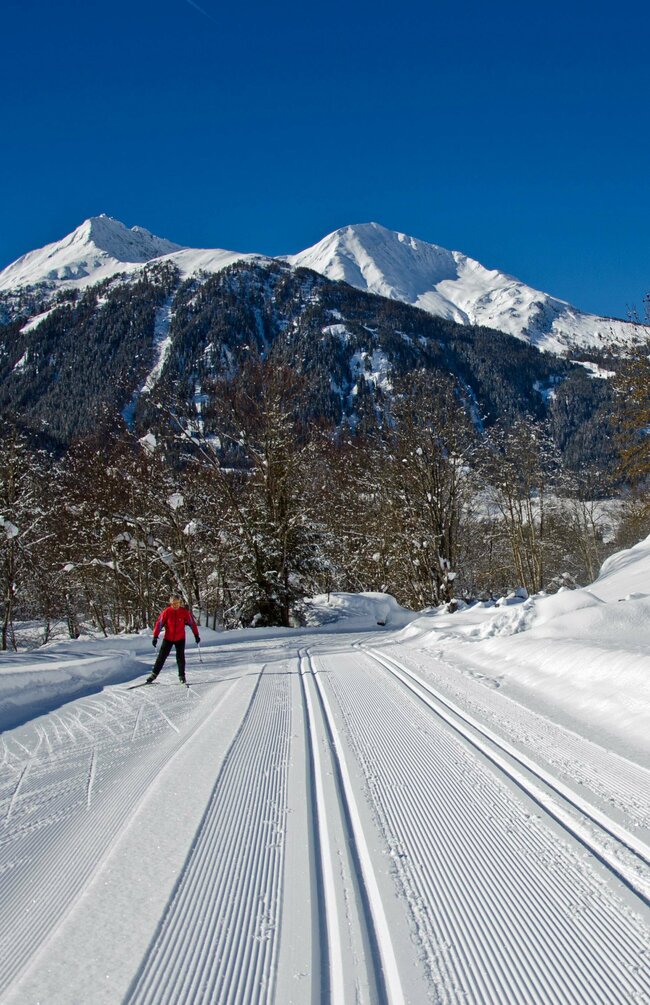 Ein Mann am Langlaufen auf der perfekt präparierten Loipe in Virgen bei Traumwetter.