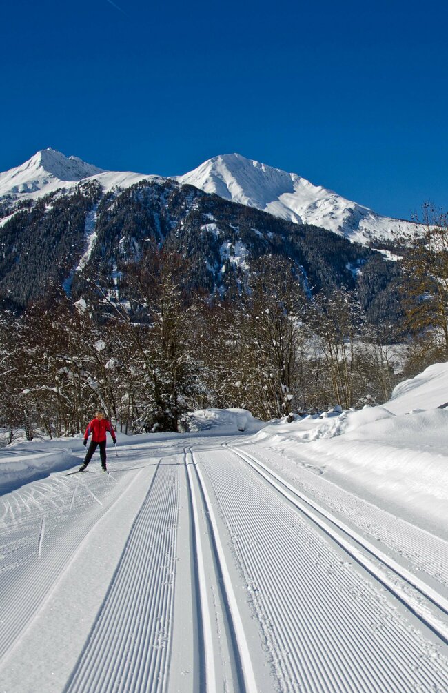 Ein Mann am Langlaufen auf der perfekt präparierten Loipe in Virgen bei Traumwetter.