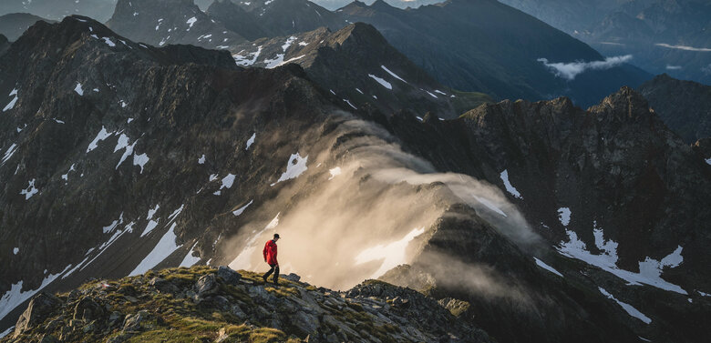 Sonnenaufgang auf den Villgrater Bergen im Herbst mit schon einigen Schneefeldern auf den umliegenden Gipfeln.