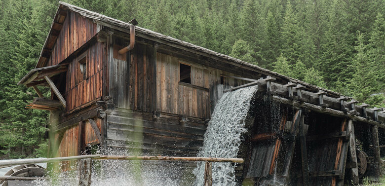 Das Wasser stürzt kraftvoll hinunter und treibt die Wegelate Säge an