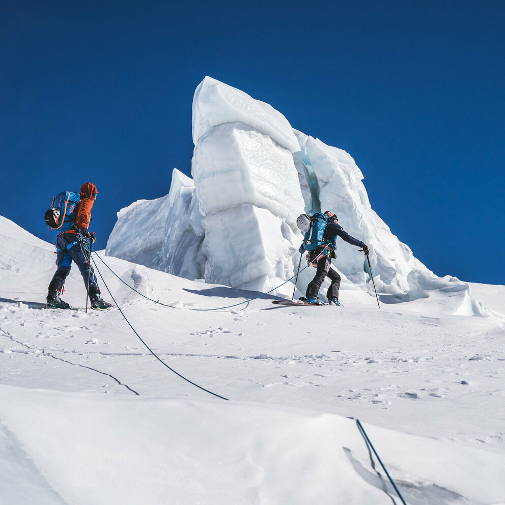 Zwei Skitourengeher:innen beim Aufstieg auf den Maurerkees