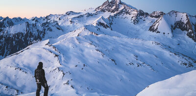 Skitourengeher genießt den Blick auf den Großglockner