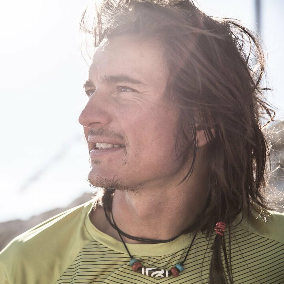 Portrait eines Mannes bei strahlendem Sonnenschein beim Austria Skitourenfestival