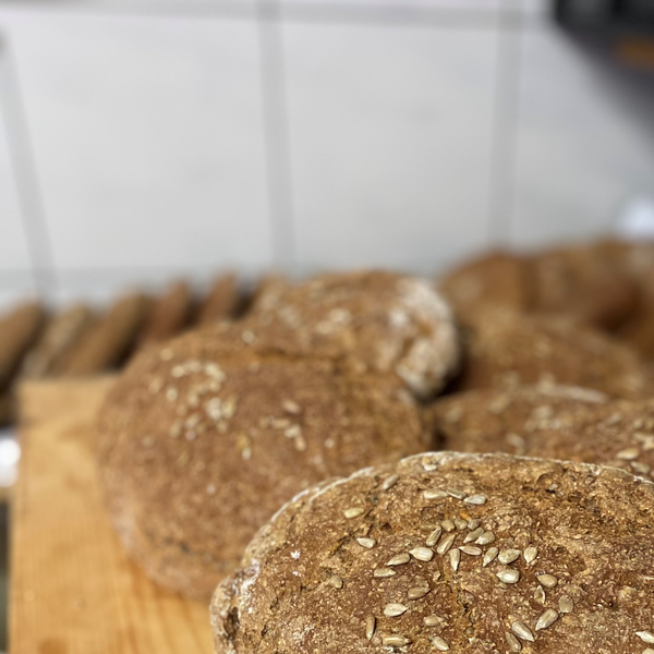 Vollkornbrot Mehrere Laibe Vollkornbrot mit Körnern.
