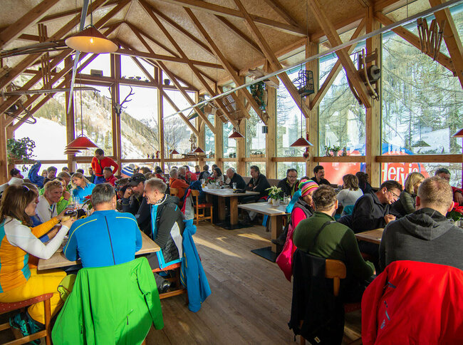 Hütteneinkehr beim Austria Skitourenfestival in der Badl Alm in Kalkstein