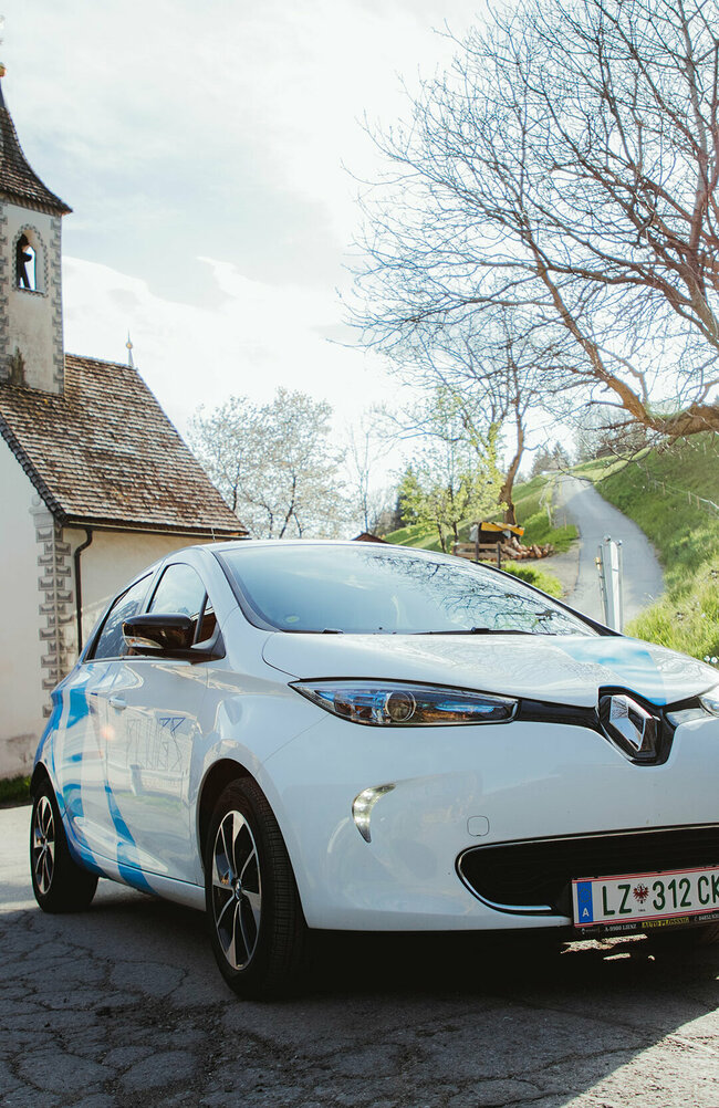 Flugs Auto vor einer Kapelle