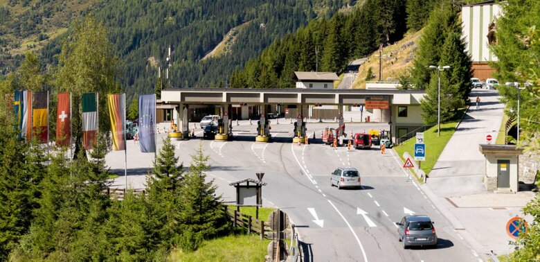 Felbertauerntunnel Mautstelle beim Felbertauerntunnel mit den schneebedeckten Gipfeln im Hintergrund