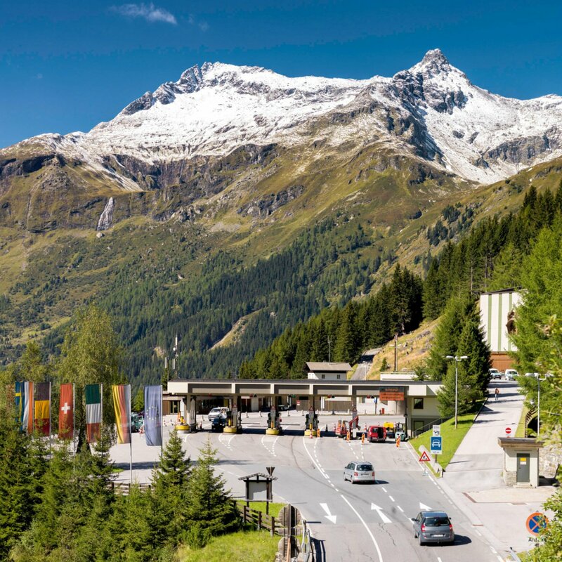 Mautstelle beim Felbertauerntunnel mit den schneebedeckten Gipfeln im Hintergrund