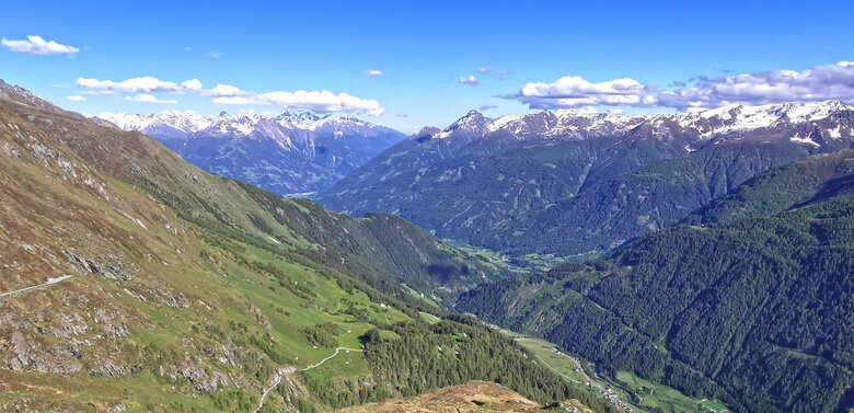 Blick ins Tal vom vorderen Sajatkopf mit noch schneebedeckten Gipfeln im Hintergrund.