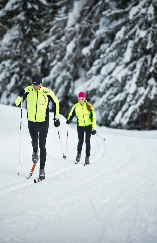 Langlaufen in Obertilliach Zwei Langläufer:innen beim Langlaufen auf der Loipe Obertilliach