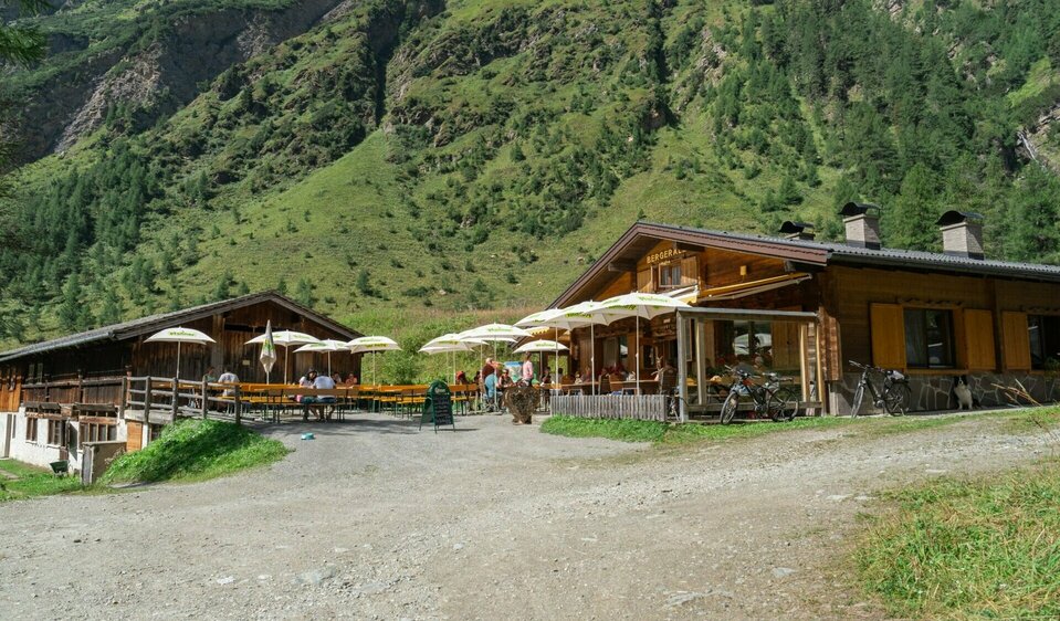 Bergeralm auf Etappe 3 der Glocknerkrone im Kalser Dorfertal. Rastplatz für Weitwanderer im Grünen.
