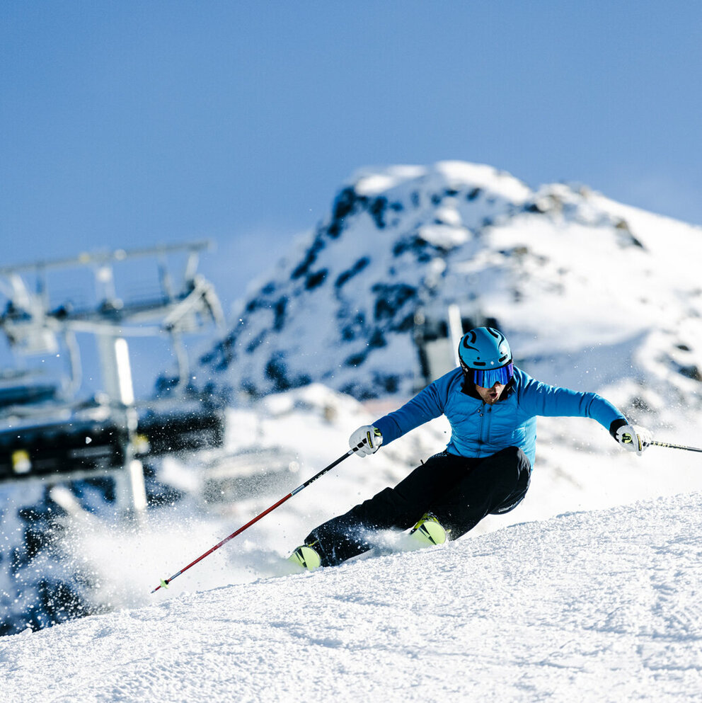 Ein Skifahrer auf der Abfahrt im Skizentrum St. Jakob i. D..