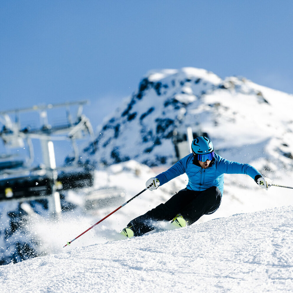 Ein Skifahrer auf der Abfahrt im Skizentrum St. Jakob i. D..