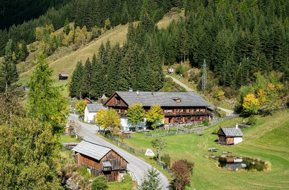 Luftaufnahme des Wurzerhofes, einem Bauenrhof in Ausservillgraten in Osttirol