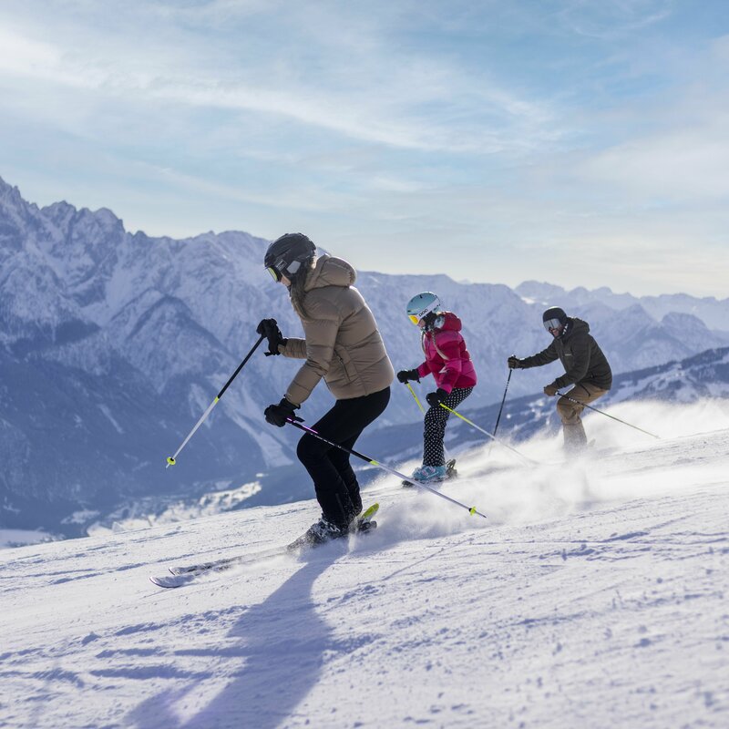 Familie beim Skifahren im Skigebiet Zettersfeld Lienz