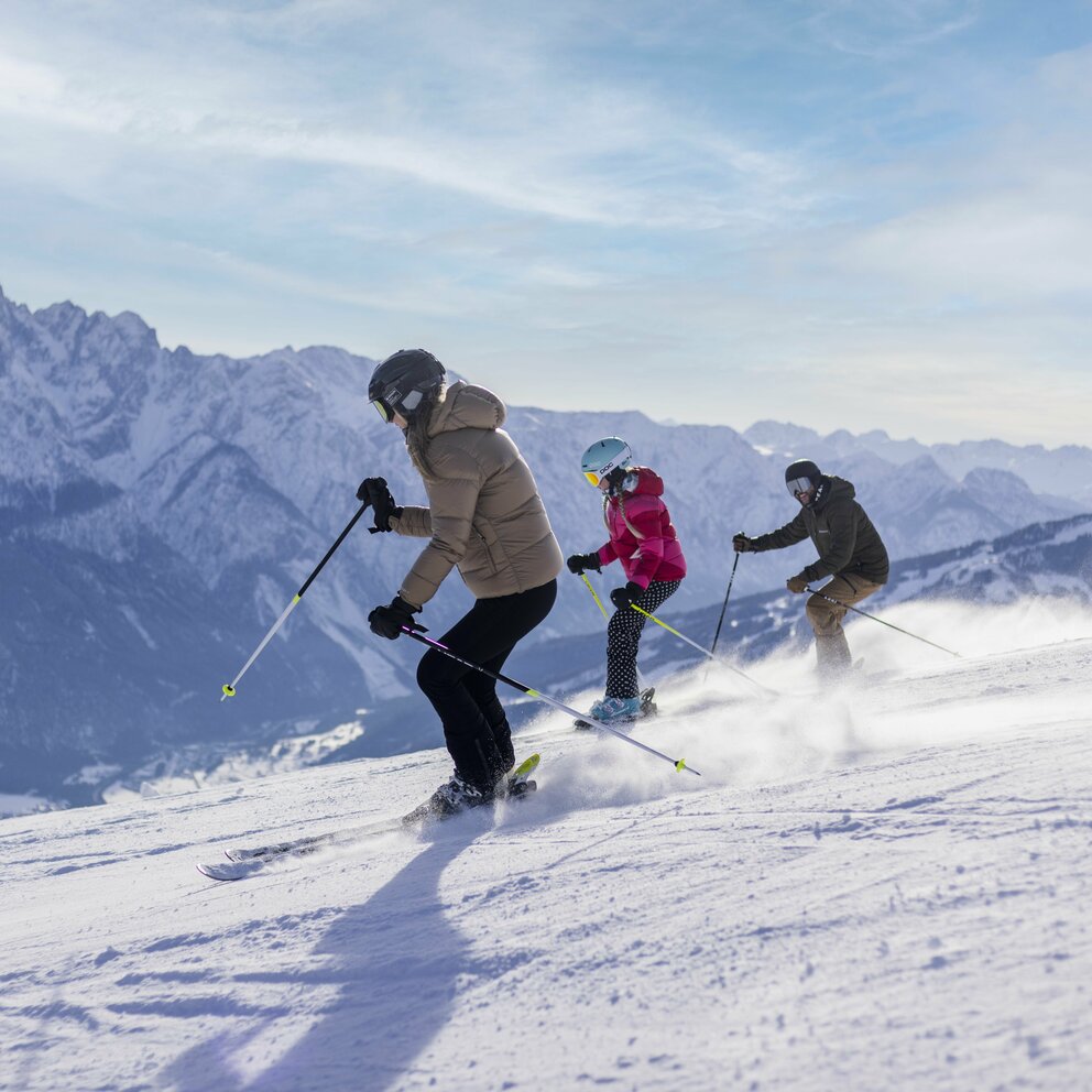 Familie beim Skifahren im Skigebiet Zettersfeld Lienz