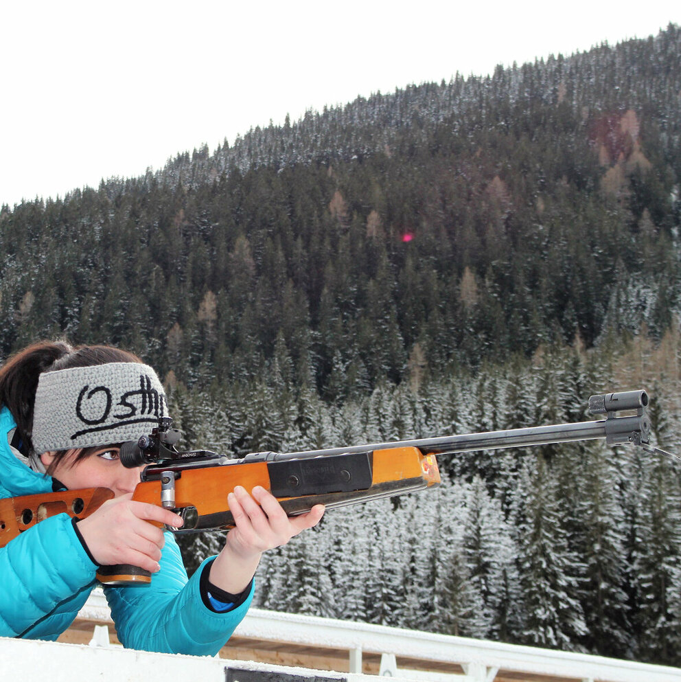 Biathlonschießen liegend mit knieender Hilfperson