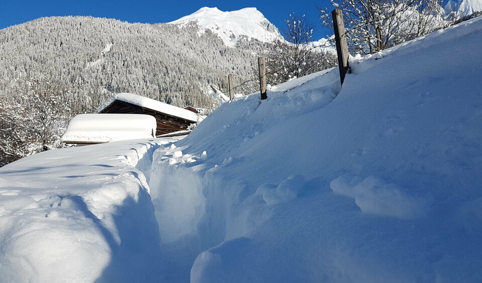 Winterwandern im hohen Schnee