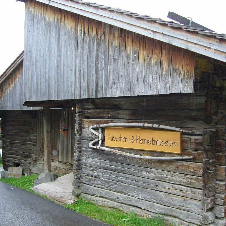 Das Kutschen- und Heimatmuseum ist ein hölzerner Stadel im Ortskern des Haufendorfs Obertilliach in Osttirol.