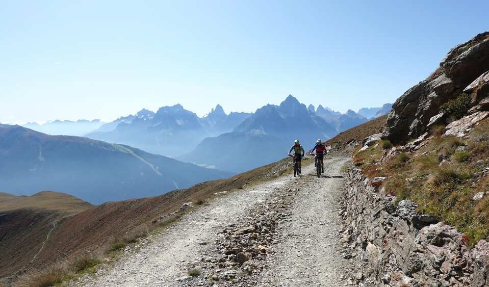 Biken mit einem gigantischen Bergpanorama