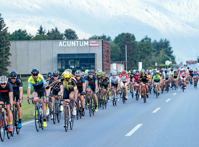 Teilnehmerfeld der Dolomitenradrundfahrt und Supergirodolomiti passiert die Strecke vorbei am Aguntum in Dölsach.