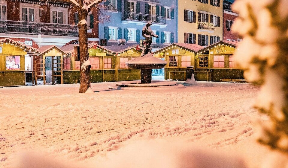 Der verschneite Lienzer Hauptplatz mit den Hütten des Adventmarkts.