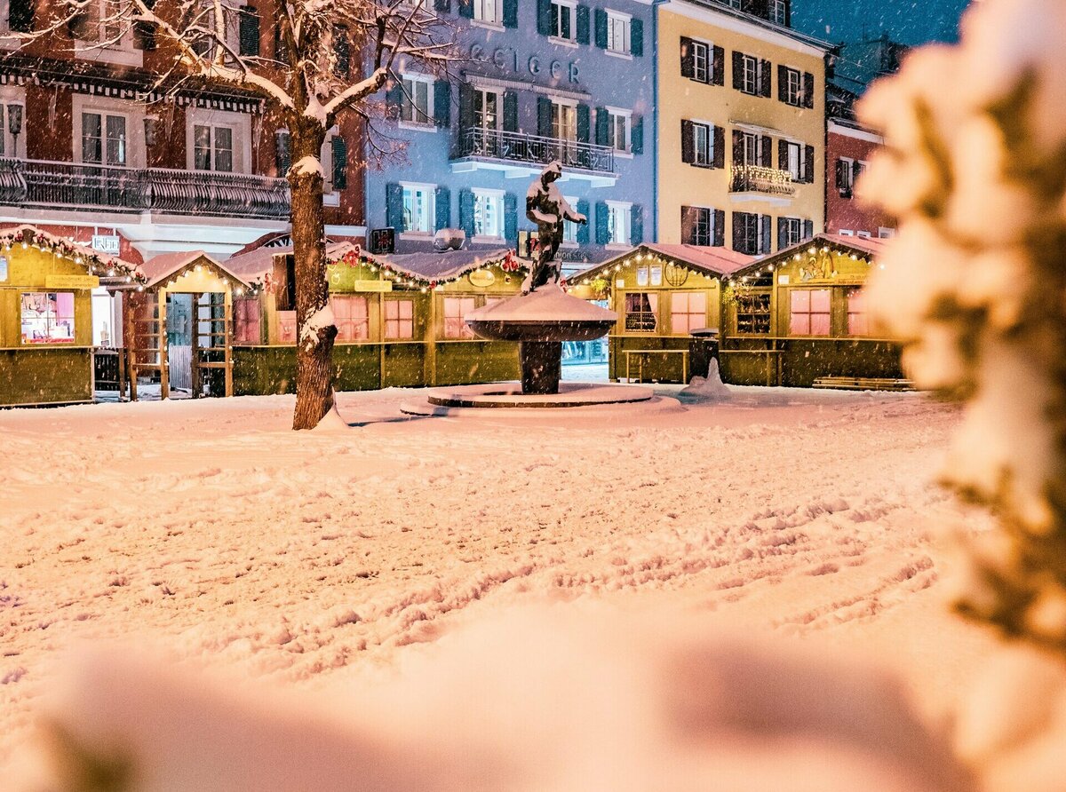 Der verschneite Lienzer Hauptplatz mit den Hütten des Adventmarkts.