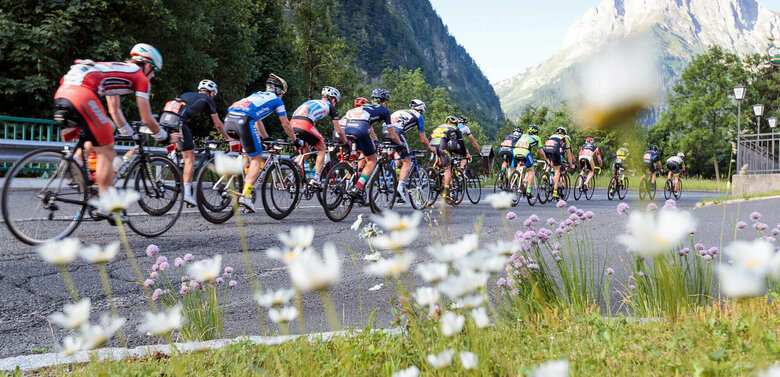 Teilnehmerfeld bei der Dolomitenradrundfahrt und Supergirodolomiti in Action.
