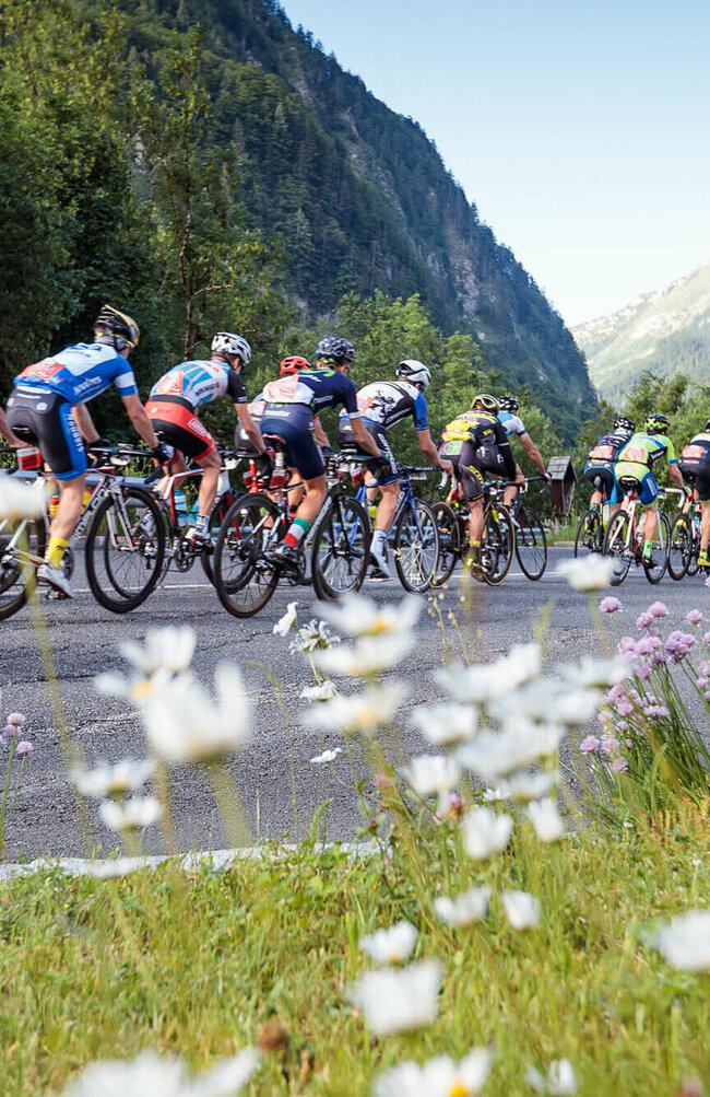 Teilnehmerfeld bei der Dolomitenradrundfahrt und Supergirodolomiti in Action.