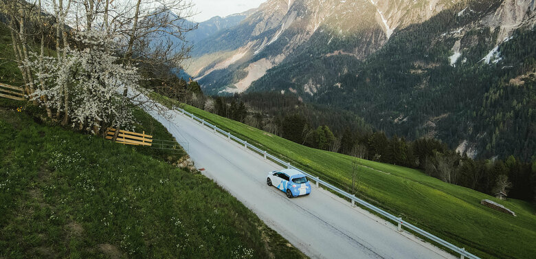 Flugs Auto auf einer Straße aus der Vogelperspektive
