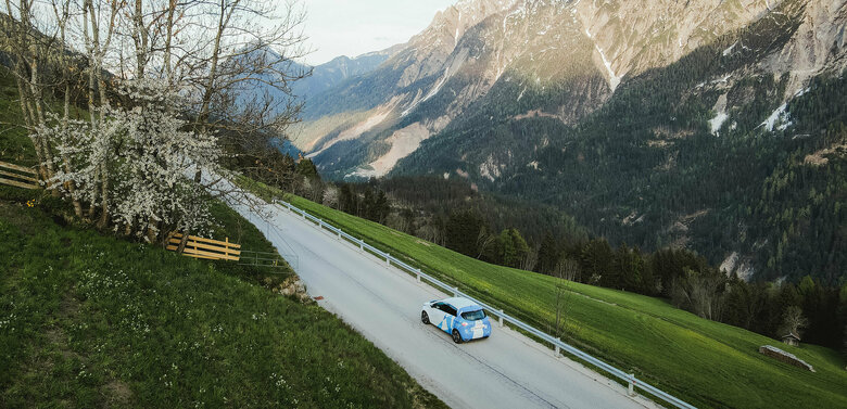 Flugs Auto auf einer Straße aus der Vogelperspektive