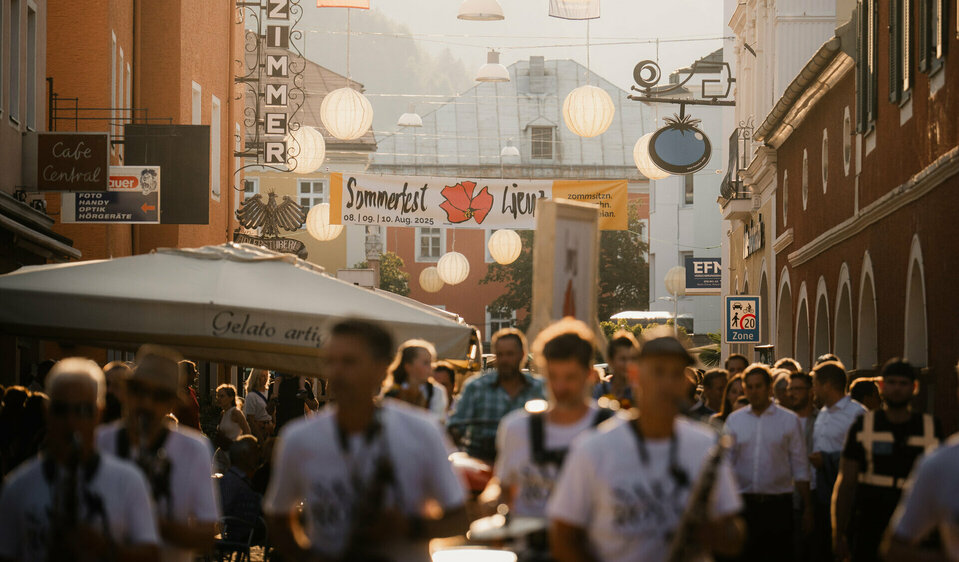 Menschenmenge in der Lienzer Innenstadt