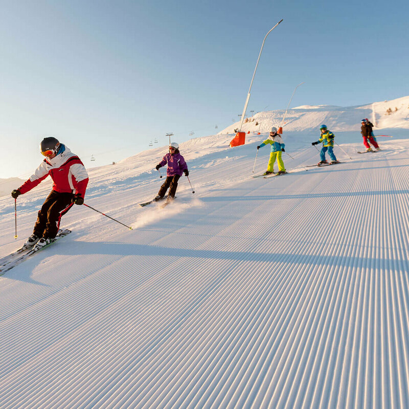 Skikurs auf perfekt präparierten Pisten auf dem Zettersfeld bei blauen Himmel