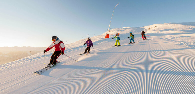 Skikurs auf perfekt präparierten Pisten auf dem Zettersfeld bei blauen Himmel